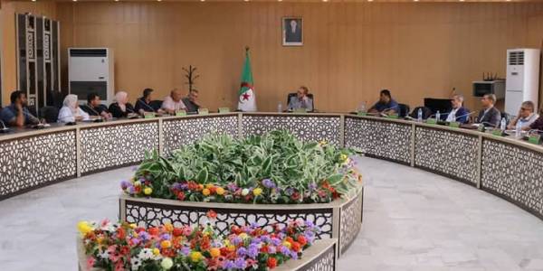 Réunion du Recteur de l'Université de Biskra avec les membres de l'UGTA  pour discuter des préoccupations des employés